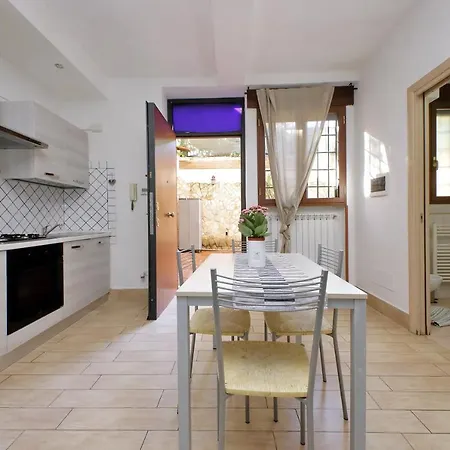 Cozy Vatican Flat With Courtyard *
