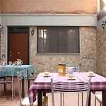Cozy Vatican Flat With Courtyard Apartment *